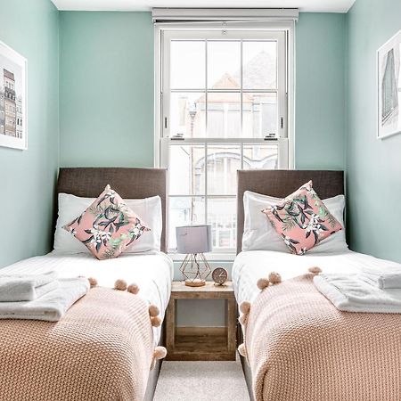 Homely 2 Beds Apt Up To 5 Guests-Wifi By Tent Serviced Apartments Чертсі Екстер'єр фото