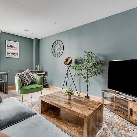 Homely 2 Beds Apt Up To 5 Guests-Wifi By Tent Serviced Apartments Чертсі Екстер'єр фото