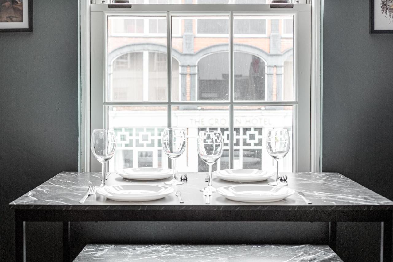 Homely 2 Beds Apt Up To 5 Guests-Wifi By Tent Serviced Apartments Чертсі Екстер'єр фото