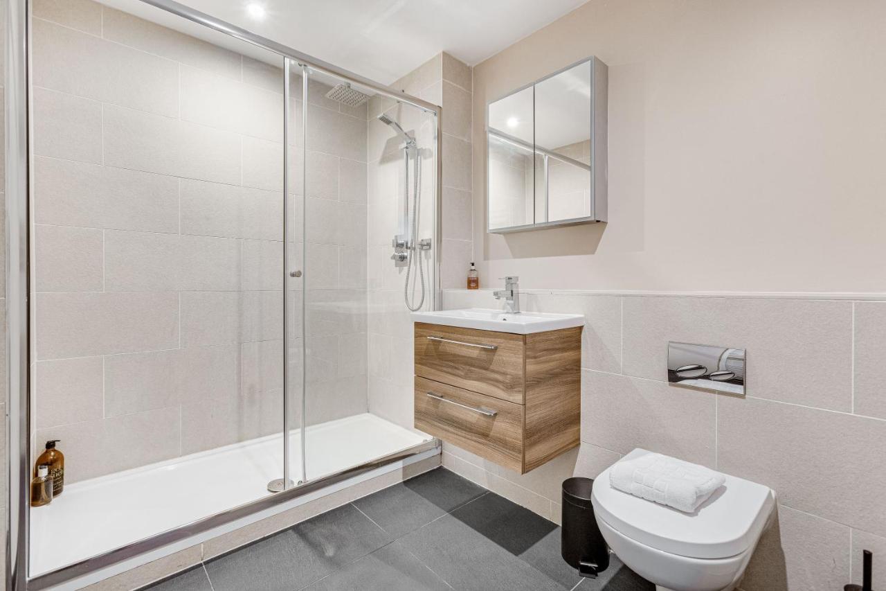 Homely 2 Beds Apt Up To 5 Guests-Wifi By Tent Serviced Apartments Чертсі Екстер'єр фото