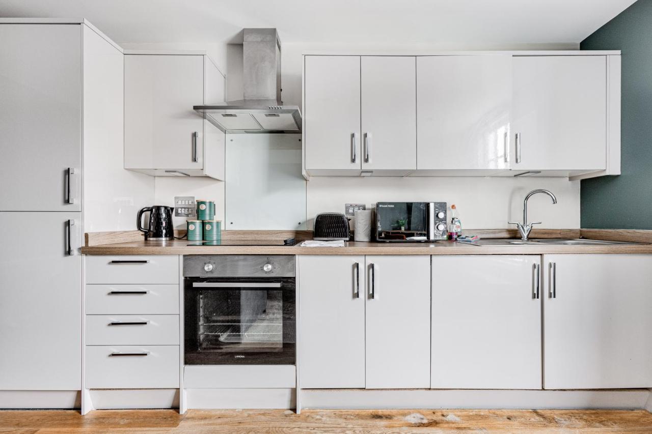 Homely 2 Beds Apt Up To 5 Guests-Wifi By Tent Serviced Apartments Чертсі Екстер'єр фото