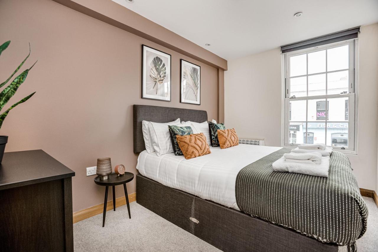 Homely 2 Beds Apt Up To 5 Guests-Wifi By Tent Serviced Apartments Чертсі Екстер'єр фото
